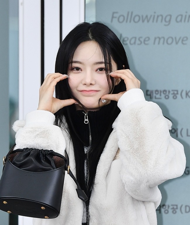 “Aku tidak tahu Keena secantik ini. Selamat bersenang-senang,” “Dia lebih cocok dengan warna rambut hitam,” “Wah jadi selama ini rambut pirang merusak skin tone-nya. Dia terlihat cantik dengan warna rambut hitam,” “Keena fighting,” komentar sejumlah netizen di forum komunitas Korea. Foto: dok. Instagram @keena_fiftyfifty