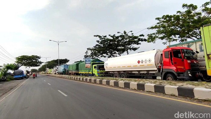 Kemacetan di jalur Pantura Pati-Rembang, Jumat (17/11/2023).