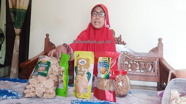 Selain buahnya, bagian pelepah pada pohon pisang dapat diolah menjadi camilan bercita rasa gurih, lho! Hal ini telah dibuktikan oleh seorang pedagang UMKM asal Tuban yang berhasil menciptakan keripik gedhebog (keripik pelepah pisang).