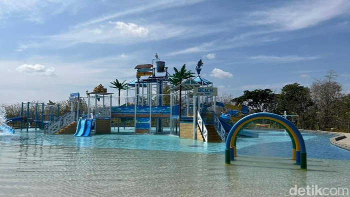 Kolam renang di Summerland Tirtamas Water Park usai diresmikan, Jumat (17/11/2023).