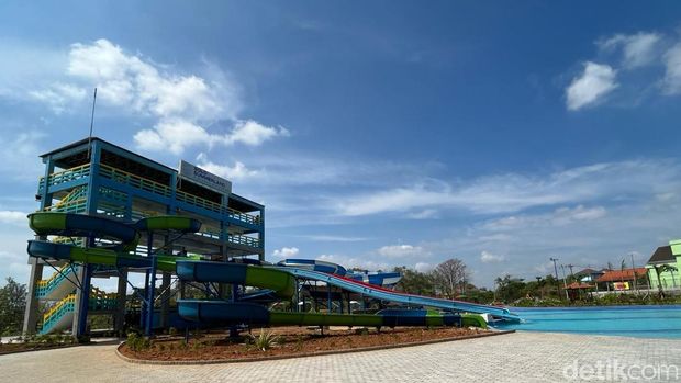 Kolam renang di Summerland Tirtamas Water Park usai diresmikan, Jumat (17/11/2023).