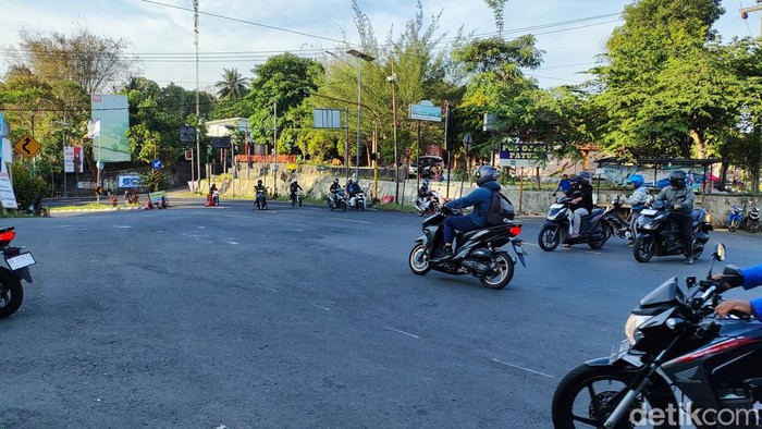 Kondisi terkini lalin jalur Jogja-Wonosari di perempatan Patuk, Jumat (17/11/2023) pukul 16.36 WIB.