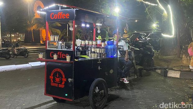 Kopi gerobak motor di Pantai Losari