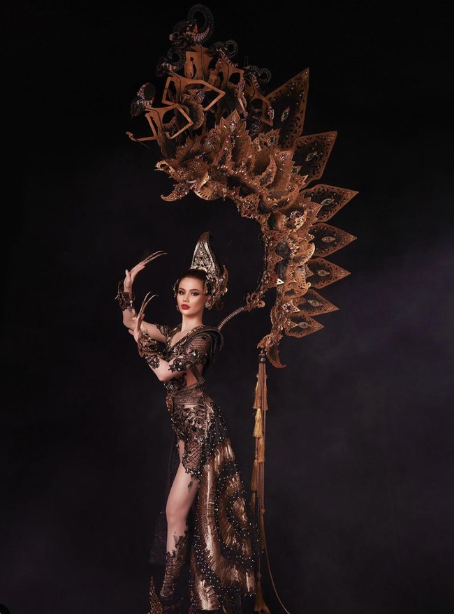 Disebut Bubah, ‘Ratu Luhur’ adalah simbol emansipasi wanita yang pernah menjadi korban perundungan atau bullying seperti yang Fabienne alami. Maka setiap warna yang dipilih sarat filosofi tersendiri. Hitam menyimbolkan masa tergelap dalam hidupnya dalam menemukan kekuatan sebagai korban perundungan. Sementara emas merepresentasikan harga diri dan kecantikan di dalam dirinya. Coklat kemerahan untuk menunjukkan kegigihannya melewati tantangan. (Foto: Instagram/@bubahalfian)