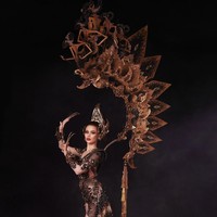 Disebut Bubah, ‘Ratu Luhur’ adalah simbol emansipasi wanita yang pernah menjadi korban perundungan atau bullying seperti yang Fabienne alami. Maka setiap warna yang dipilih sarat filosofi tersendiri. Hitam menyimbolkan masa tergelap dalam hidupnya dalam menemukan kekuatan sebagai korban perundungan. Sementara emas merepresentasikan harga diri dan kecantikan di dalam dirinya. Coklat kemerahan untuk menunjukkan kegigihannya melewati tantangan. (Foto: Instagram/@bubahalfian)