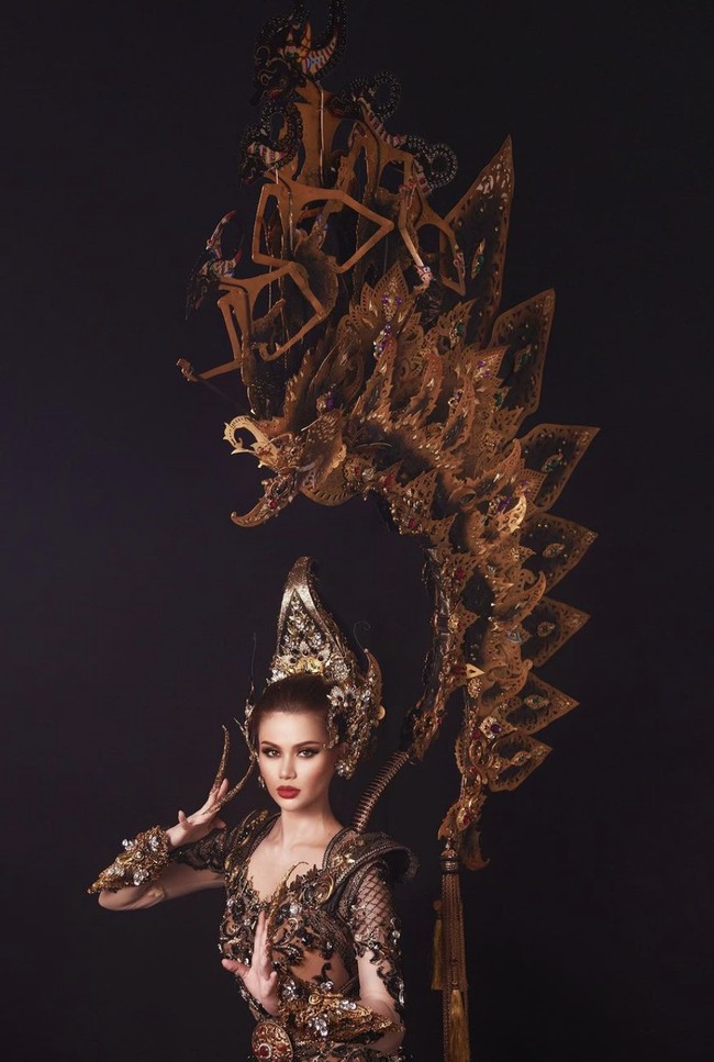 Dalam unggahannya, Bubah menjelaskan kostum nasional ini lebih dari sekadar sebuah karya seni. “Tapi juga perjalanan indah seorang wanita Indonesia yang tengah mencari kekuatan, melewati momen duka dan suka, demi berjuang menggapai impiannya,” tulis Bubah. (Foto: Instagram/@bubahalfian)