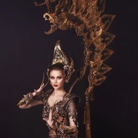 Dalam unggahannya, Bubah menjelaskan kostum nasional ini lebih dari sekadar sebuah karya seni. “Tapi juga perjalanan indah seorang wanita Indonesia yang tengah mencari kekuatan, melewati momen duka dan suka, demi berjuang menggapai impiannya,” tulis Bubah. (Foto: Instagram/@bubahalfian)