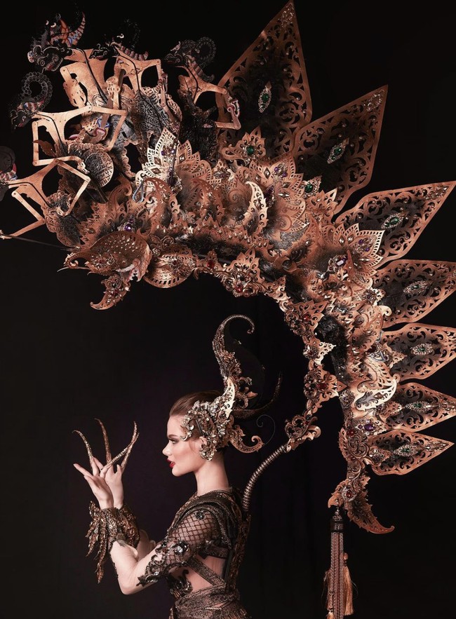 Salah satu fitur mencolok dari kostum nasional ini adalah semacam sayap dramatis berbentuk setengah lingkaran yang seakan memayunginya. Tampak sayap tersebut dibentuk dari gabungan wayang dan gunungan. (Foto: Instagram/@bubahalfian)