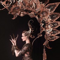 Salah satu fitur mencolok dari kostum nasional ini adalah semacam sayap dramatis berbentuk setengah lingkaran yang seakan memayunginya. Tampak sayap tersebut dibentuk dari gabungan wayang dan gunungan. (Foto: Instagram/@bubahalfian)