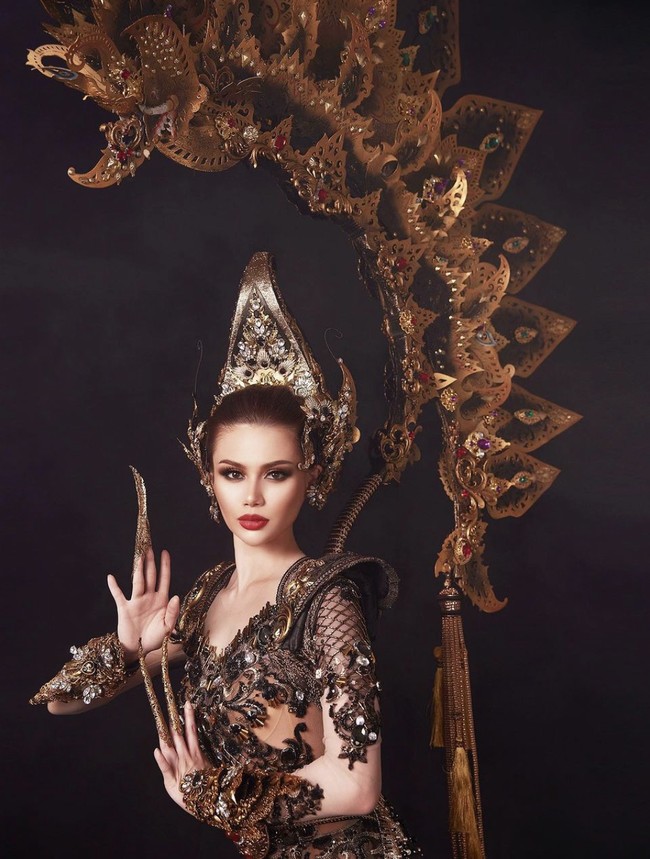 Fabienne Nicole menjadi wakil Indonesia di ajang Miss Universe 2023 yang berlangsung di El Salvador. Ia baru saja melalui tahapan National Costume pada Kamis (16/11/2023) malam waktu setempat. (Foto: Instagram/@bubahalfian)