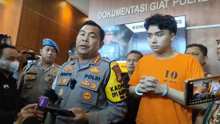 Leon Dozan saat rilis polisi di Polres Metro Jakarta Pusat