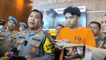 Ekspresi Leon Dozan Berbaju Tahanan Usai Dilaporkan Aniaya Pacar dan Hina Polisi