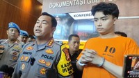 Polisi sejak hari ini menetapkan putra Willy Dozan dan Betharia Sonata untuk ditahan dan dilakukan pemeriksaan intensif. Foto: Dwi Putri Aulia/detikcom