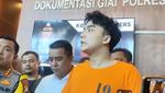 Ekspresi Leon Dozan Berbaju Tahanan Usai Dilaporkan Aniaya Pacar dan Hina Polisi