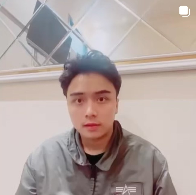 Terbaru, Leon tampak mengunggah video permintaan maaf dirinya ke akun Instagram. Tak hanya Leon, sang bunda, Betharia Sonata juga ikut mengunggah video permintaan maaf anaknya ke Instagram. Leon mengaku khilaf dan meminta maaf karena sudah berkata kasar kepada institusi kepolisian. Foto: Instagram/@official.bethariasonata