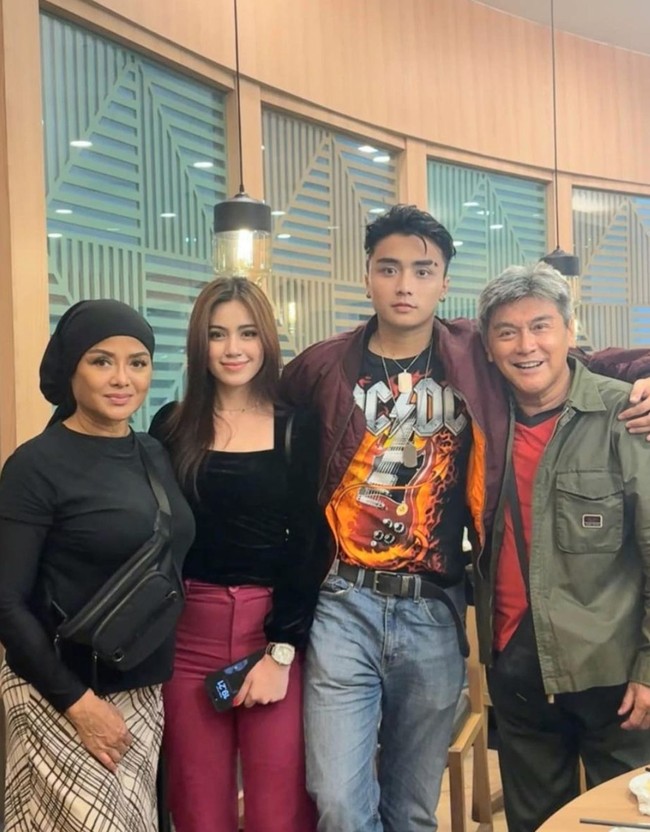 Putra aktor Willy Dozan dan Betharia Sonata, Leon Dozan belakangan ramai disorot karena isu penganiayaan yang dilakukannya kepada kekasihnya, Rinoa Aurora. Karena hal itu Leon sampai dilaporkan ke polisi. Foto: Instagram/@official.bethariasonata