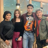 Putra aktor Willy Dozan dan Betharia Sonata, Leon Dozan belakangan ramai disorot karena isu penganiayaan yang dilakukannya kepada kekasihnya, Rinoa Aurora. Karena hal itu Leon sampai dilaporkan ke polisi. Foto: Instagram/@official.bethariasonata