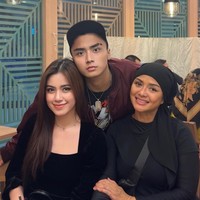 Melihat unggahan di Instagram Betharia Sonata, tampaknya kekasih Leon, Rinoa, sudah dekat dengan keluarganya. Betharia sendiri terlihat beberapa kali membagikan potret sang putra bersama kekasihnya itu. Foto: Instagram/@official.bethariasonata