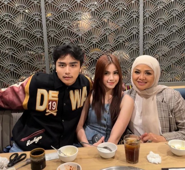 Lahir pada 27 Juli 1997, Leon kini diketahui berusia 26 tahun. Leon juga dikenal sebagai seorang aktor yang memiliki nama lengkap Mochammad Leon Rahman Dozan. Sejauh ini Leon telah membintangi sejumlah film, FTV, dan sinetron Indonesia. Foto: Instagram/@official.bethariasonata