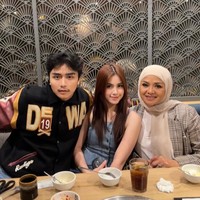 Lahir pada 27 Juli 1997, Leon kini diketahui berusia 26 tahun. Leon juga dikenal sebagai seorang aktor yang memiliki nama lengkap Mochammad Leon Rahman Dozan. Sejauh ini Leon telah membintangi sejumlah film, FTV, dan sinetron Indonesia. Foto: Instagram/@official.bethariasonata