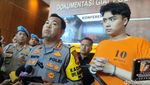 Ekspresi Leon Dozan Berbaju Tahanan Usai Dilaporkan Aniaya Pacar dan Hina Polisi