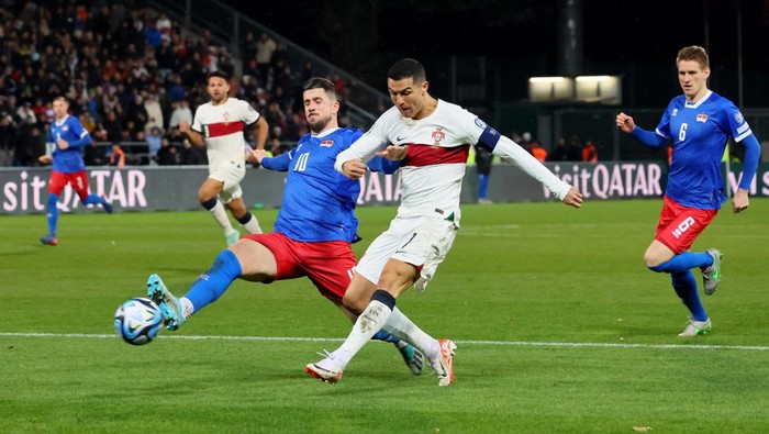 Soccer Football - UEFA Euro 2024 Qualifier - Group J - Liechtenstein v Portugal - Rheinpark Stadion, Vaduz, Liechtenstein - November 16, 2023 Portugals Cristiano Ronaldo scores their first goal REUTERS/Denis Balibouse