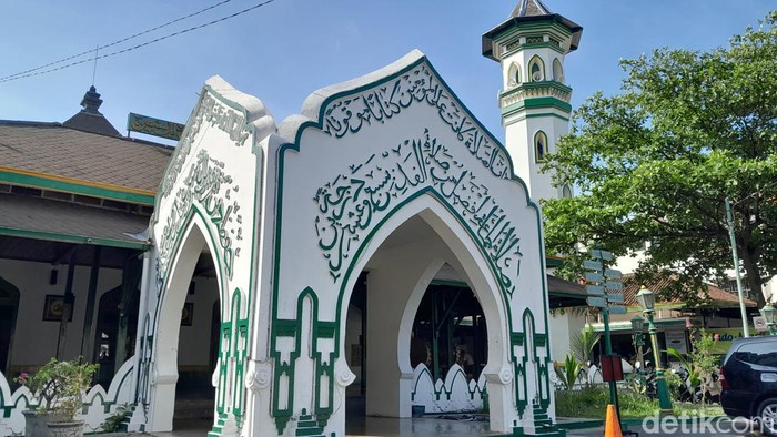 Bangunan Masjid Al Wustho Mangkunegaran, yang memperlihatkan perpaduan arsitektur Jawa dan Eropa, Jumat (17/11/2023).