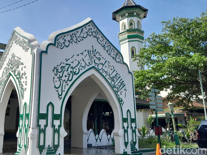 Bangunan Masjid Al Wustho Mangkunegaran, yang memperlihatkan perpaduan arsitektur Jawa dan Eropa, Jumat (17/11/2023).