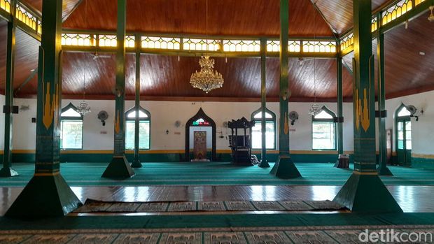 Bangunan Masjid Al Wustho Mangkunegaran, yang memperlihatkan perpaduan arsitektur Jawa dan Eropa, Jumat (17/11/2023).