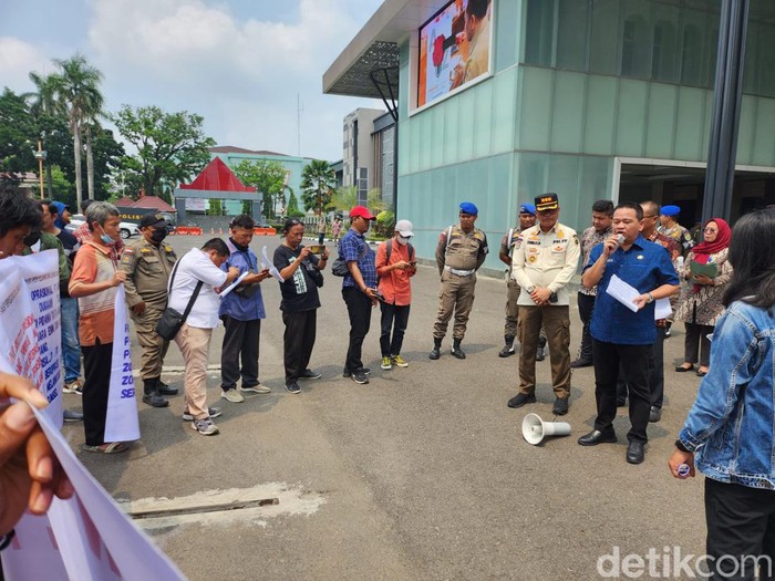 Massa menuntut Pj Gubernur Sumsel menutup perusahaan tambang batu bara tak berizin