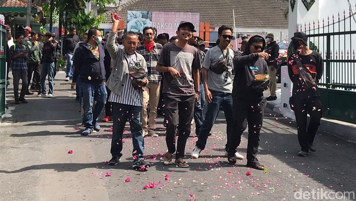 Massa relawan Ganjar geruduk kantor Satpol PP Jogja, Jumat (17/11/2023), buntut pencopotan rontek atau bendera kecil bergambar Ganjar Pranowo oleh Satpol PP.
