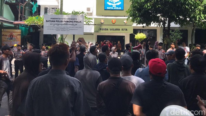 Massa relawan Ganjar geruduk kantor Satpol PP Jogja, Jumat (17/11/2023), buntut pencopotan rontek atau bendera kecil bergambar Ganjar Pranowo oleh Satpol PP.
