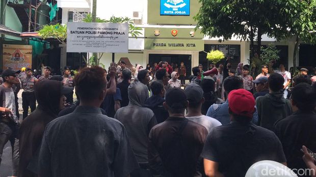Massa relawan Ganjar geruduk kantor Satpol PP Jogja, Jumat (17/11/2023), buntut pencopotan rontek atau bendera kecil bergambar Ganjar Pranowo oleh Satpol PP.