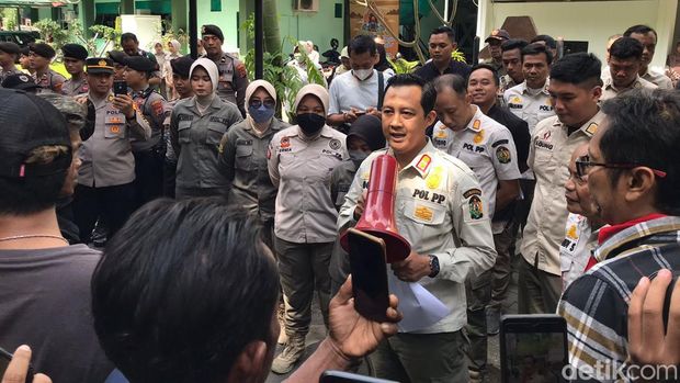 Massa relawan Ganjar geruduk kantor Satpol PP Jogja, Jumat (17/11/2023), buntut pencopotan rontek atau bendera kecil bergambar Ganjar Pranowo oleh Satpol PP.
