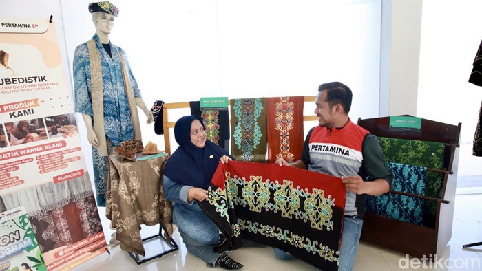 PT Pertamina EP (PEP) Tarakan Field memperdayakan difabel dengan belajar membatik. Ini hasil karya mereka.