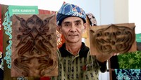 Lokal hero Kubedistik Sony Lolong menunjukkan alat mencetak batik yang terbuat dari daur ulang karton. 