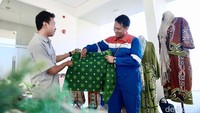 Tarakan Field Manager Cahyo Tri Mulyanto menujukkan salah satu batik tulis karya difabel di CSR Gallery Pertamina Tarakan, Kalimantan Utara. 