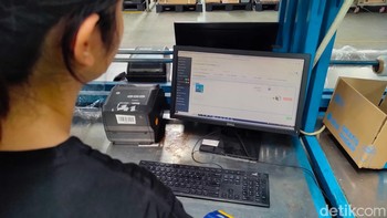 Nah di sini AI packaging recomendation bekerja. Setelah packer mengecek produk, nantinya AI akan menampilkan sebuah tabel berisi rekomendasi pengemasan. Foto: (Panji Saputro/detikINET).  