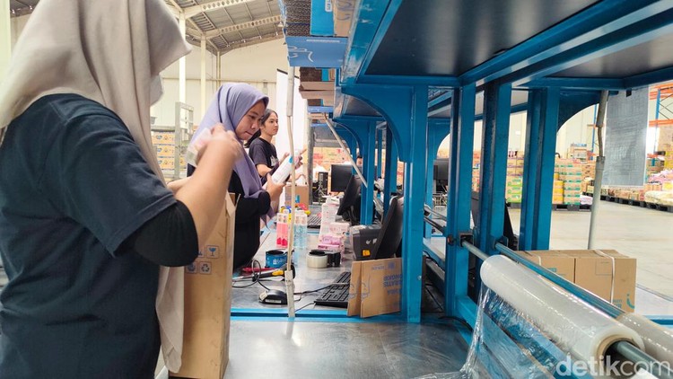 Blibli menggunakan artificial intelligence (AI) dalam proses mengemas produk. Yuk intip bagaimana langkah-langkah yang dilakukan ketika mengemas, dan cara AI ini bekerja.