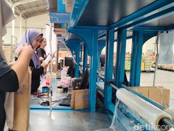 Melihat Lebih Dekat Kecanggihan AI dalam Proses Bungkus Paket di Blibli