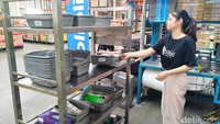 Blibli menggunakan artificial intelligence (AI) dalam proses mengemas produk. Yuk intip bagaimana langkah-langkah yang dilakukan ketika mengemas, dan cara AI ini bekerja.