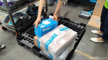 Terakhir ditaruh di palet, yang kemudian dibawa ke lokasi ke penimbangan paket. Kecanggihan AI ini mempermudah kerja packer, karena mereka tidak perlu berpikir terlalu lama mengenai pelindung atau kardus apa yang sebaiknya digunakan dalam mengemas paket berbeda-beda. Foto: (Panji Saputro/detikINET).