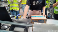 Blibli menggunakan artificial intelligence (AI) dalam proses mengemas produk. Yuk intip bagaimana langkah-langkah yang dilakukan ketika mengemas, dan cara AI ini bekerja.