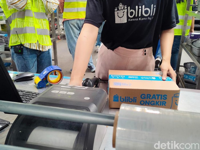 Blibli menggunakan artificial intelligence (AI) dalam proses mengemas produk. Yuk intip bagaimana langkah-langkah yang dilakukan ketika mengemas, dan cara AI ini bekerja.