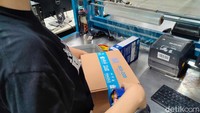 Blibli menggunakan artificial intelligence (AI) dalam proses mengemas produk. Yuk intip bagaimana langkah-langkah yang dilakukan ketika mengemas, dan cara AI ini bekerja.