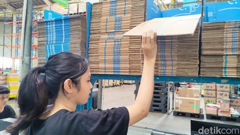 AI akan memberikan saran untuk penggunaan inner (sesuatu untuk melapisi produk seperti bubble wrap atau cling wrap) dan outer (kemasan luar yang mana maksudnya ukuran dan ketebalan kardus). Foto: (Panji Saputro/detikINET).