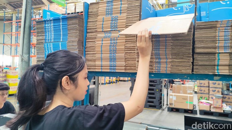 Blibli menggunakan artificial intelligence (AI) dalam proses mengemas produk. Yuk intip bagaimana langkah-langkah yang dilakukan ketika mengemas, dan cara AI ini bekerja.