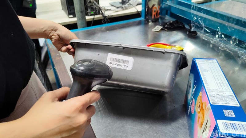 Blibli menggunakan artificial intelligence (AI) dalam proses mengemas produk. Yuk intip bagaimana langkah-langkah yang dilakukan ketika mengemas, dan cara AI ini bekerja.