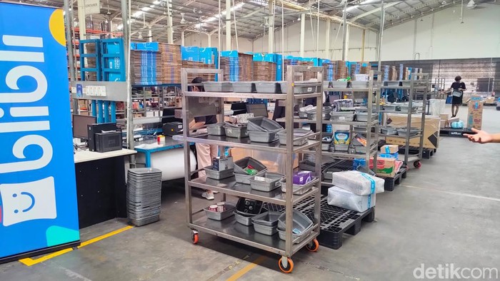 Melihat Lebih Dekat Kecanggihan AI dalam Proses Bungkus Produk di Blibli Blibli menggunakan artificial intelligence (AI) dalam proses mengemas produk. Yuk intip bagaimana langkah-langkah yang dilakukan ketika mengemas, dan cara AI ini bekerja.