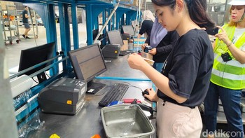 Langkah selanjutnya mereka melakukan pengecekan produk di sistem. Foto: (Panji Saputro/detikINET).